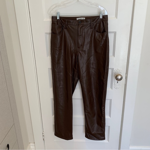 Abercrombie curve love vegan leather 90s straight pant in brown, size 31 - Picture 2 of 10